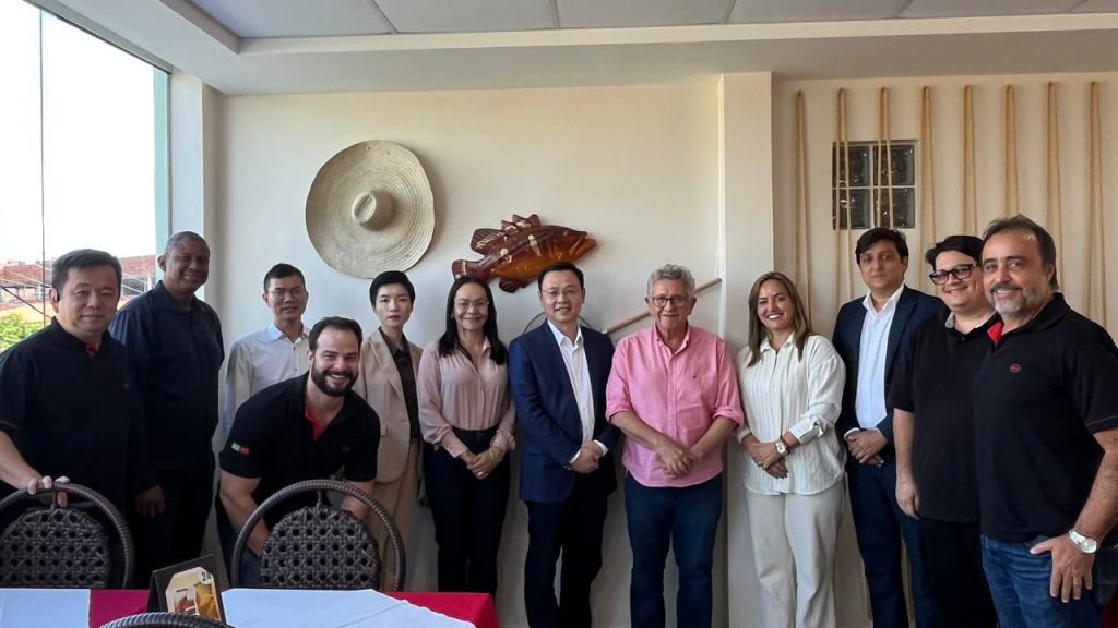 WhatsApp-Image-2025-06-18-at-17.08.55-1024x576 Em iniciativa pioneira e simbólica, Caetano almoça com CEO da BYD no “comércio” de Camaçari