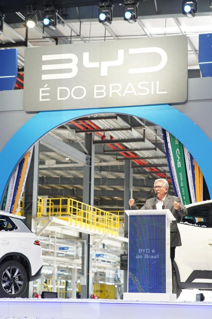 WhatsApp-Image-2025-07-01-at-16.21.54-682x1024 Caetano celebra primeiro carro 100% elétrico brasileiro da BYD e novo ciclo de desenvolvimento em Camaçari