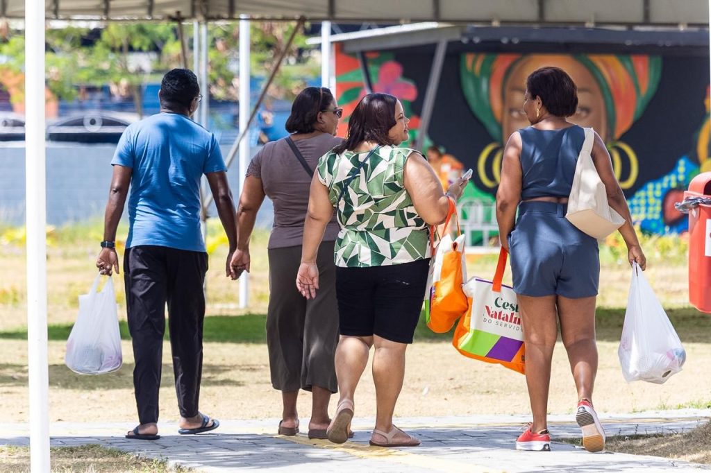 WhatsApp-Image-2025-12-23-at-16.51.04-1024x682 Após nove anos, Prefeitura retoma entrega da Cesta Natalina e beneficia 13 mil servidores